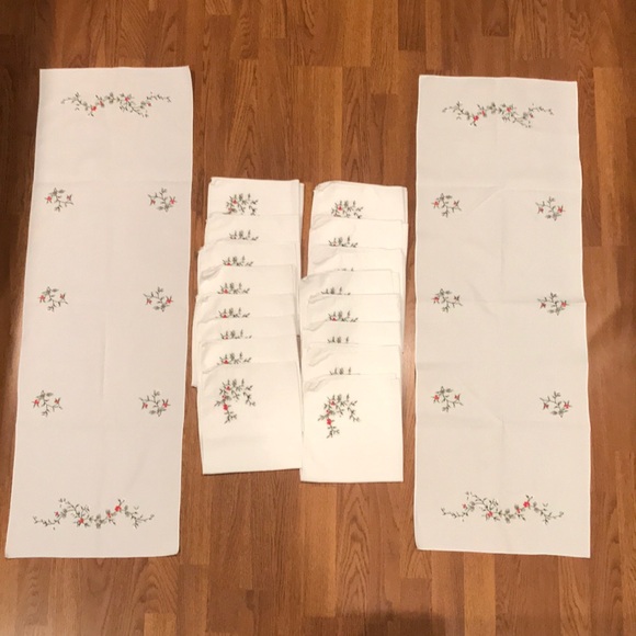 Vintage Christmas Holly Embroidered White 16 Napkins 2 Matching Table Runners - Picture 1 of 5